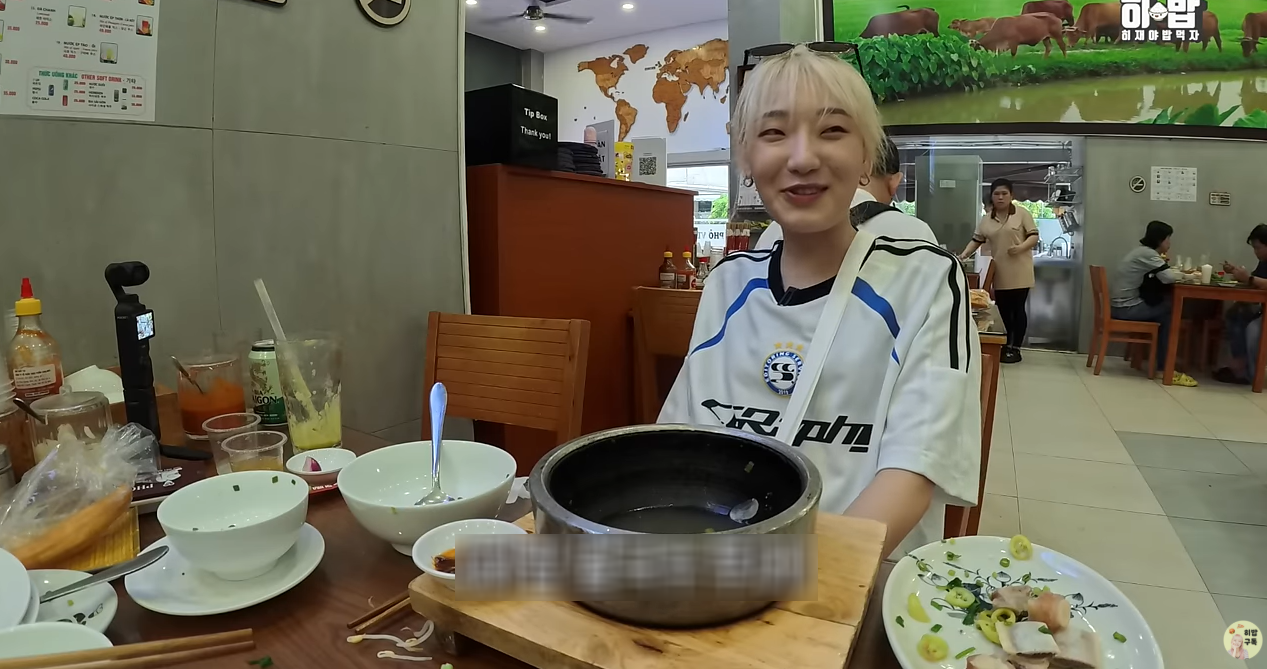 Korean 'foodie' comes to Vietnam, enjoys 4 bowls of pho and 1 serving of noodles in a row