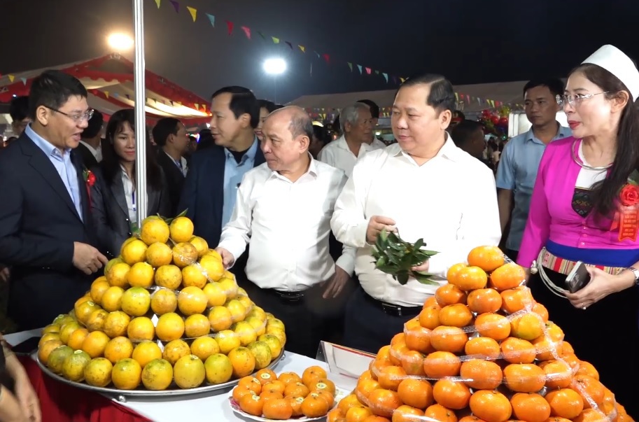 Los líderes de la provincia de Hoa Binh visitaron los stands en el festival.