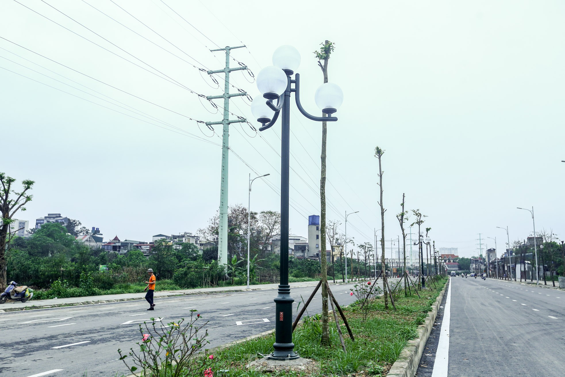 2つの地区を結ぶ2500億ドンの道路のクローズアップ。長年の建設を経てもまだ完成していない。写真3