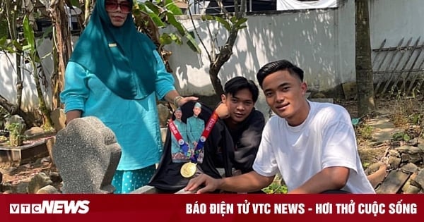 Emotionaler indonesischer U22-Spieler präsentiert die Goldmedaille der SEA Games 32 am Grab seines Vaters