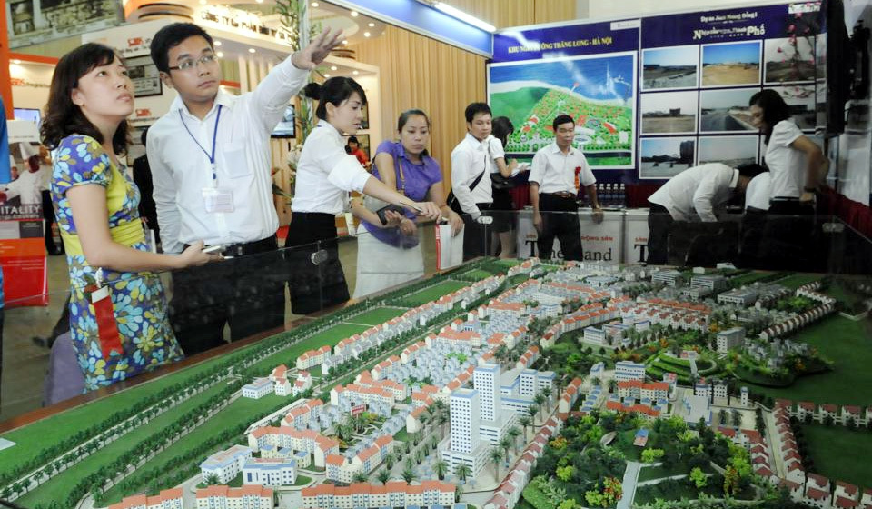 Customers consult a real estate project. Photo: Hai Linh