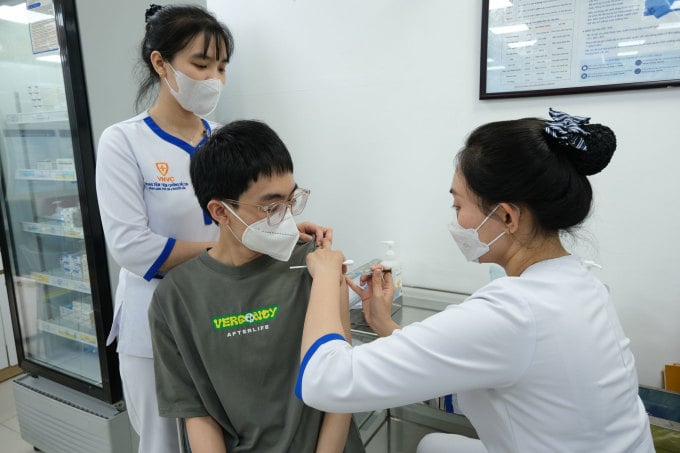 Nam giới tiêm vaccine HPV tại VNVC Hoàng Văn Thụ. Ảnh: Mộc Thảo