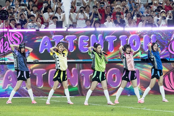 NewJeans emociona a 60.000 espectadores en pleno partido de fútbol
