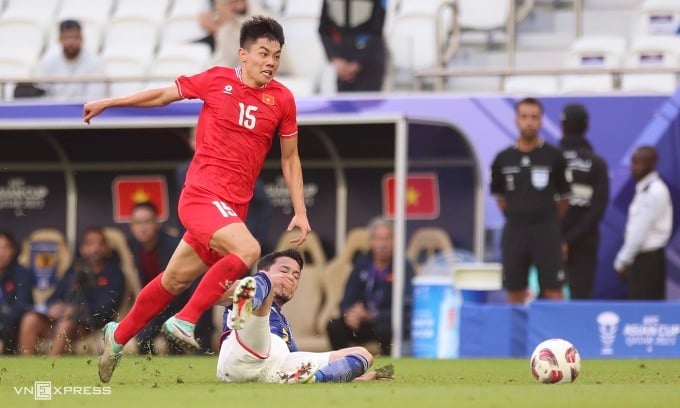 Dinh Bac beats Yukinari Sugawara to win a penalty for Vietnam to raise the score to 2-1 in the match against Japan at the 2023 Asian Cup in Qatar. Photo: Lam Thoa