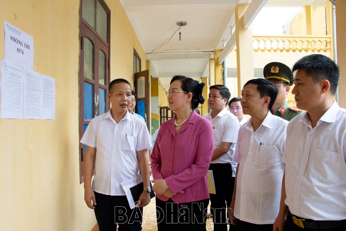 La secretaria provincial del Partido, Le Thi Thuy, inspeccionó los preparativos para el examen de graduación de la escuela secundaria de 2023 en la ciudad de Duy Tien.