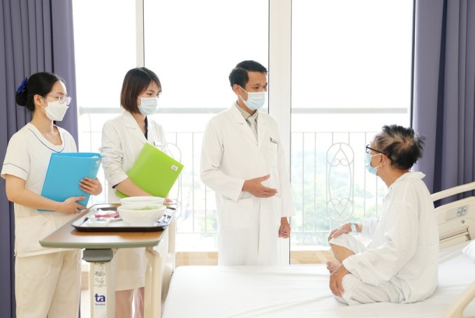 Dr. Vu Huu Khiem examines a cancer patient. Photo: Tam Anh Hospital