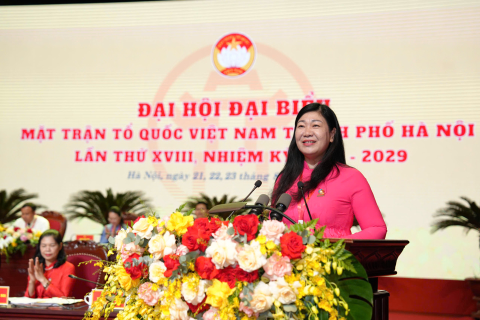 La presidenta del Comité del Frente Patriótico de Vietnam de la ciudad de Hanoi, Nguyen Lan Huong, habla en la primera sesión de trabajo.