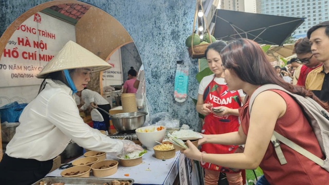 Miles de personas acudieron al lugar de celebración de los "Días de Hanoi en la ciudad de Ho Chi Minh"