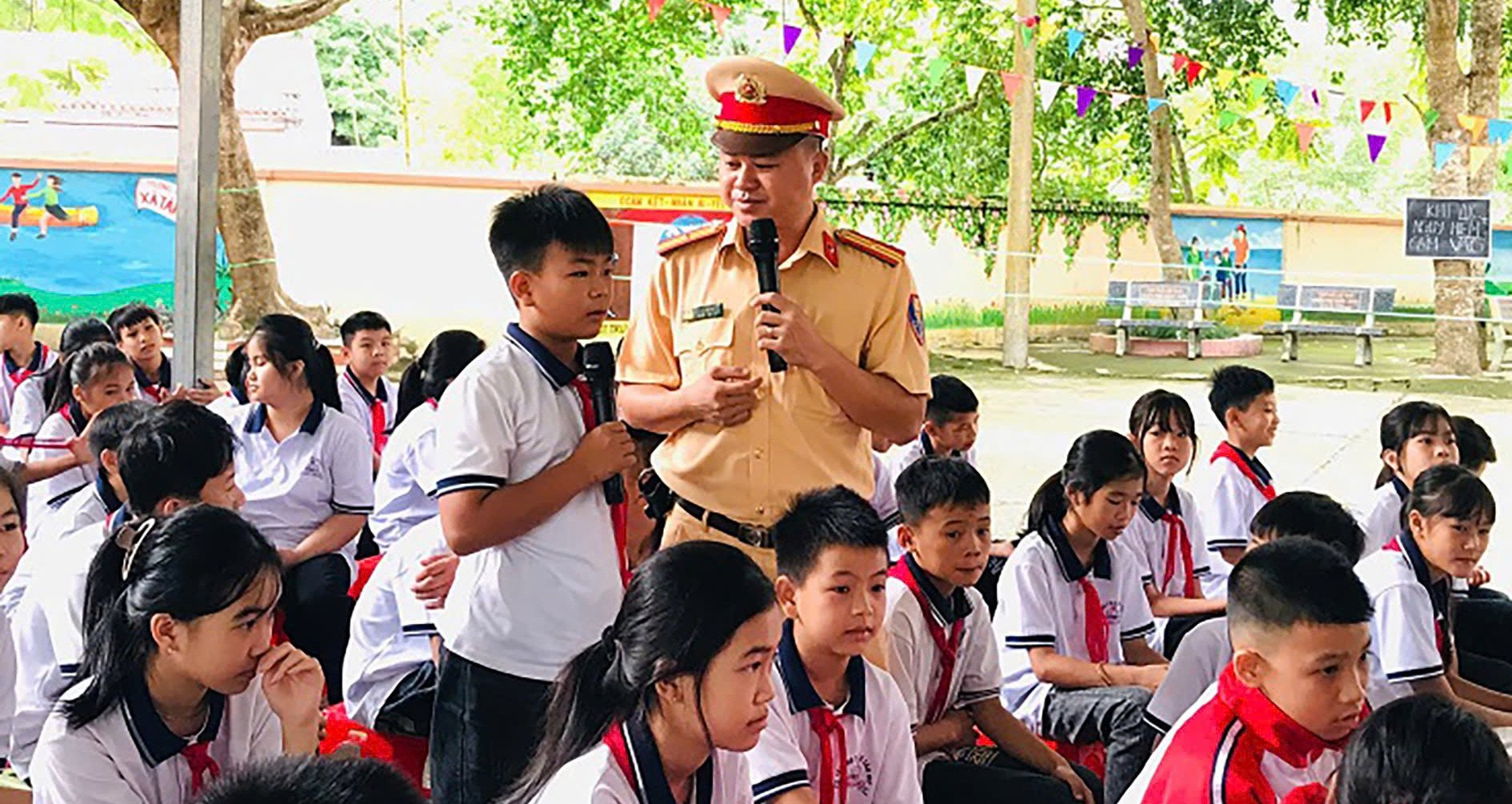 Lạng Sơn lắp hàng trăm biển báo giao thông tại trường học, khu dân cư