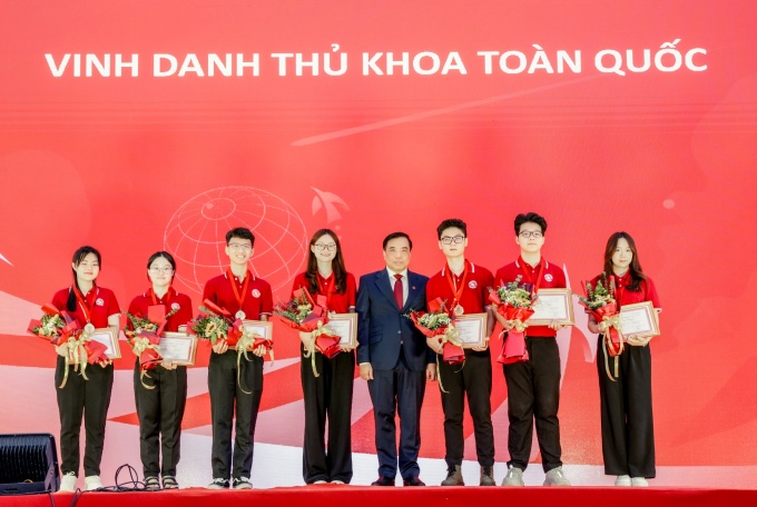 PGS.TS Bùi Anh Tuấn, hiệu trưởng Đại học Ngoại thương khen thưởng 7 thủ khoa thi tốt nghiệp THPT, sáng 26/9. Ảnh: Nhà trường cung cấp