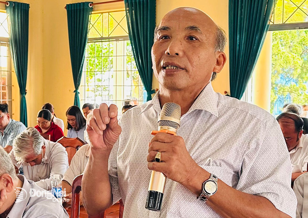 ผู้มีสิทธิออกเสียงของตำบลไตฮวาแสดงความคิดเห็นในการประชุมผู้มีสิทธิออกเสียง