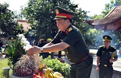 Le lieutenant-général Hoang Xuan Chien offre de l'encens pour rendre hommage aux martyrs héroïques de Po Hen