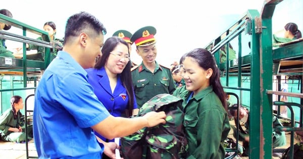 Los jóvenes soldados de Nghe An ingresan con entusiasmo al curso de entrenamiento militar semestral