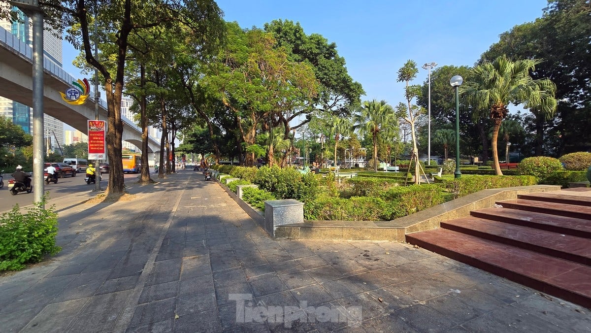 Flower gardens and parks in Ha Dong district 'wear new clothes' after investment and renovation photo 3