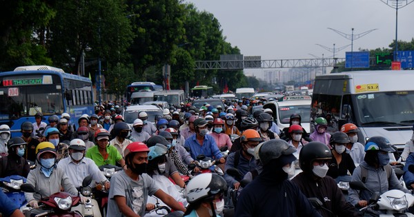 Am ersten Arbeitstag nach dem Feiertag sind die Straßen von Ho-Chi-Minh-Stadt voller Menschen und Autos.