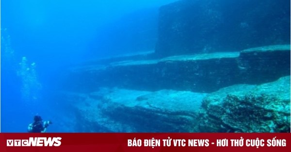 Buzos descubren accidentalmente una controvertida pirámide bajo el mar en Japón