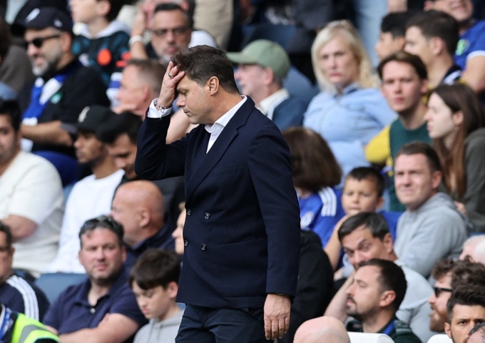 Pochettino ôm đầu thất vọng trong trận Chelsea thua Aston Villa 0-1 hôm 24/9. Ảnh: AP