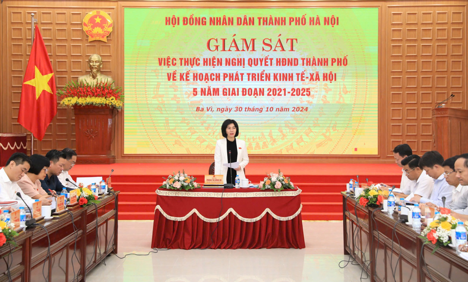 Phó Chủ tịch Thường trực HĐND TP Phùng Thị Hồng Hà, Trưởng đoàn giám sát phát biểu kết luận cuộc làm việc