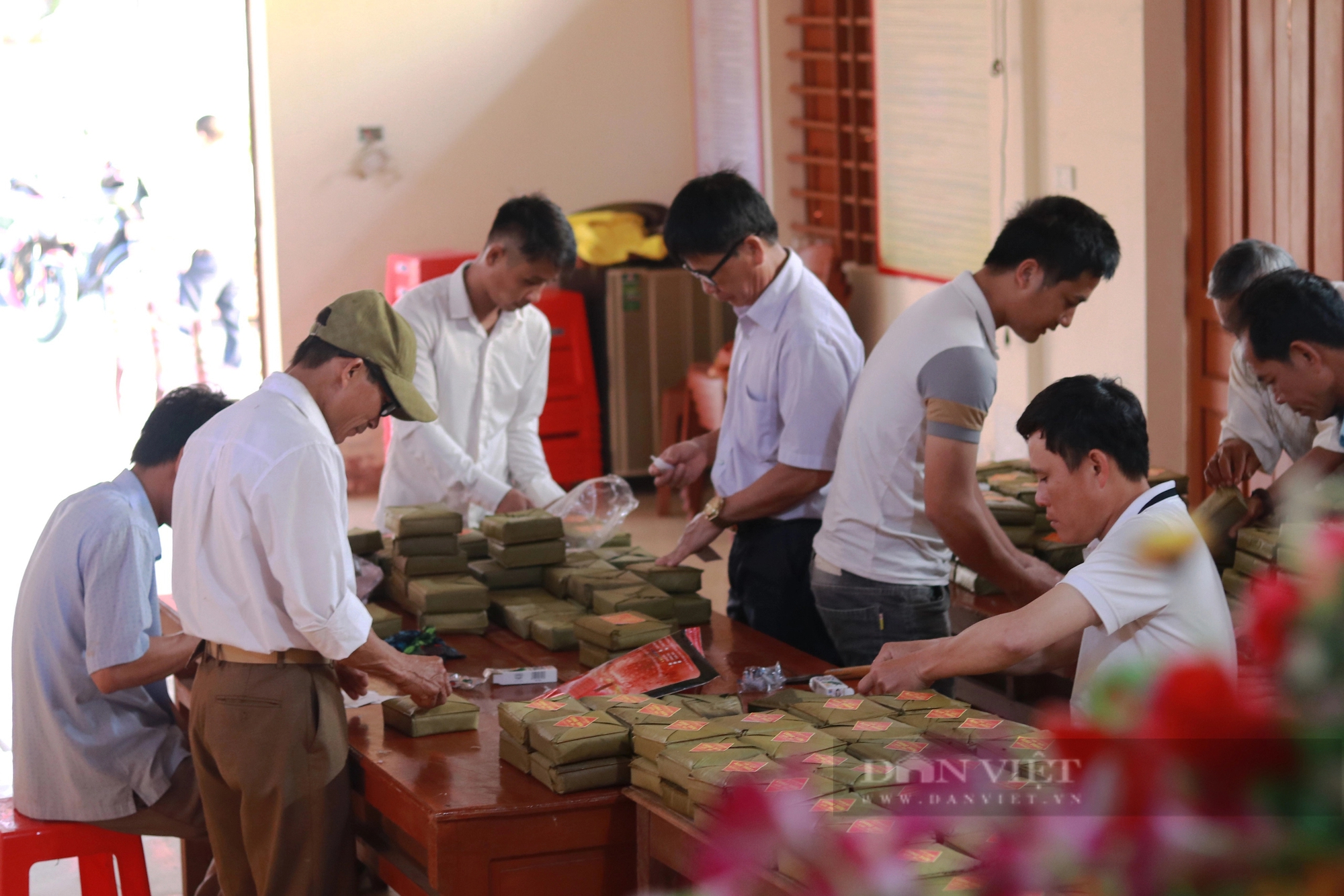 Dòng người mặc áo dài, đầu đội mâm bánh chưng tham gia hội thi tại ngày giỗ vua Mai Hắc Đế- Ảnh 2.