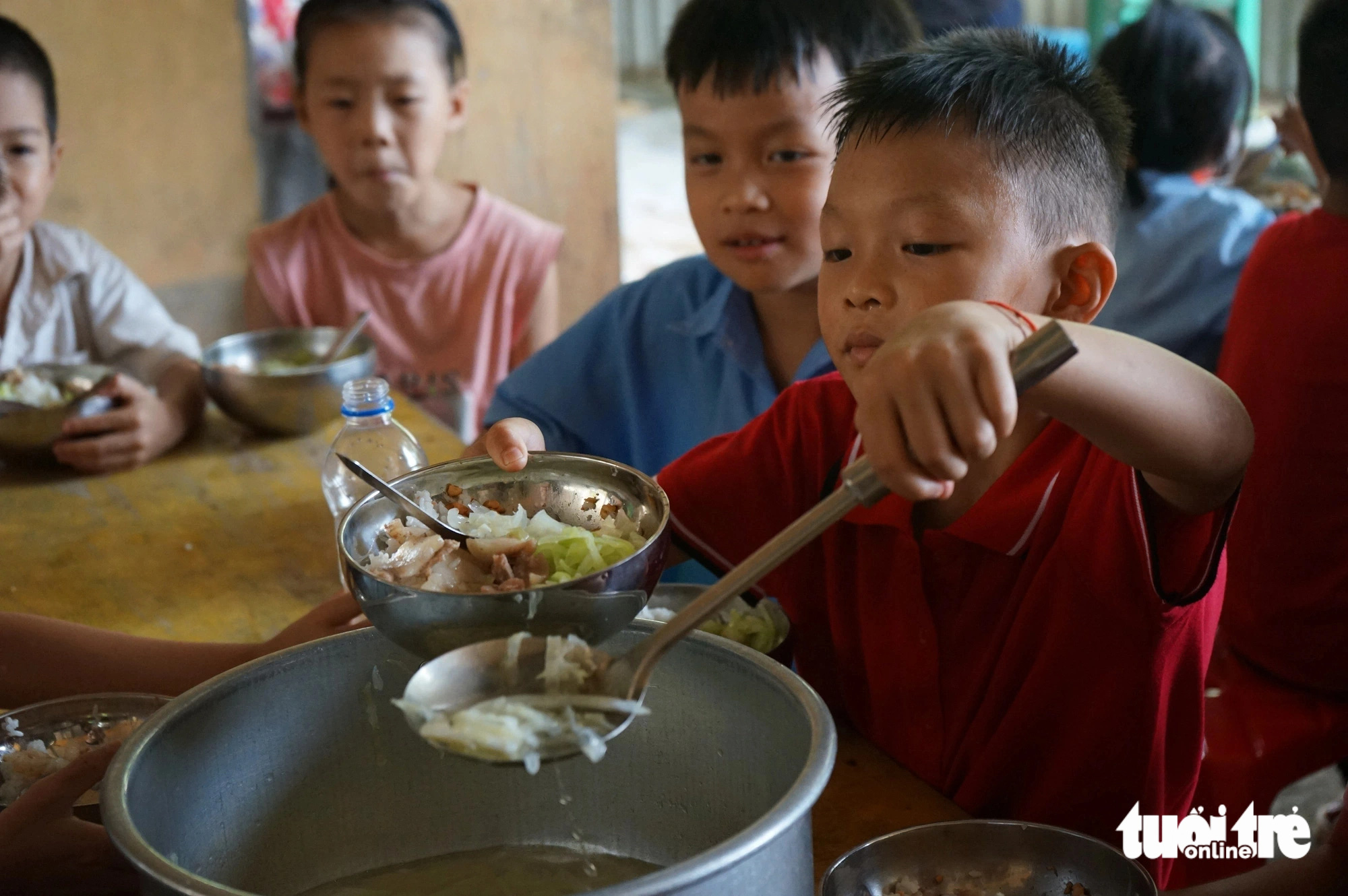 Bữa ăn có đủ thịt, rau của học sinh Làng Nủ - Ảnh 5.