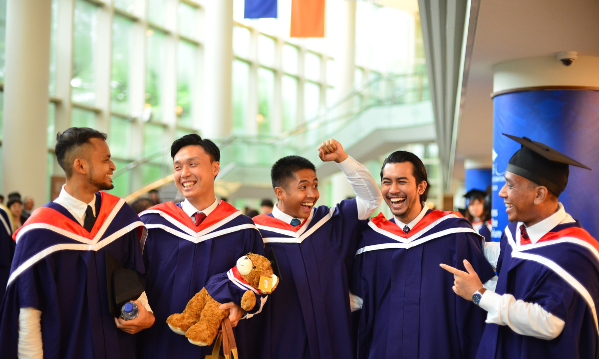 10 university degrees with the highest starting salaries in Singapore