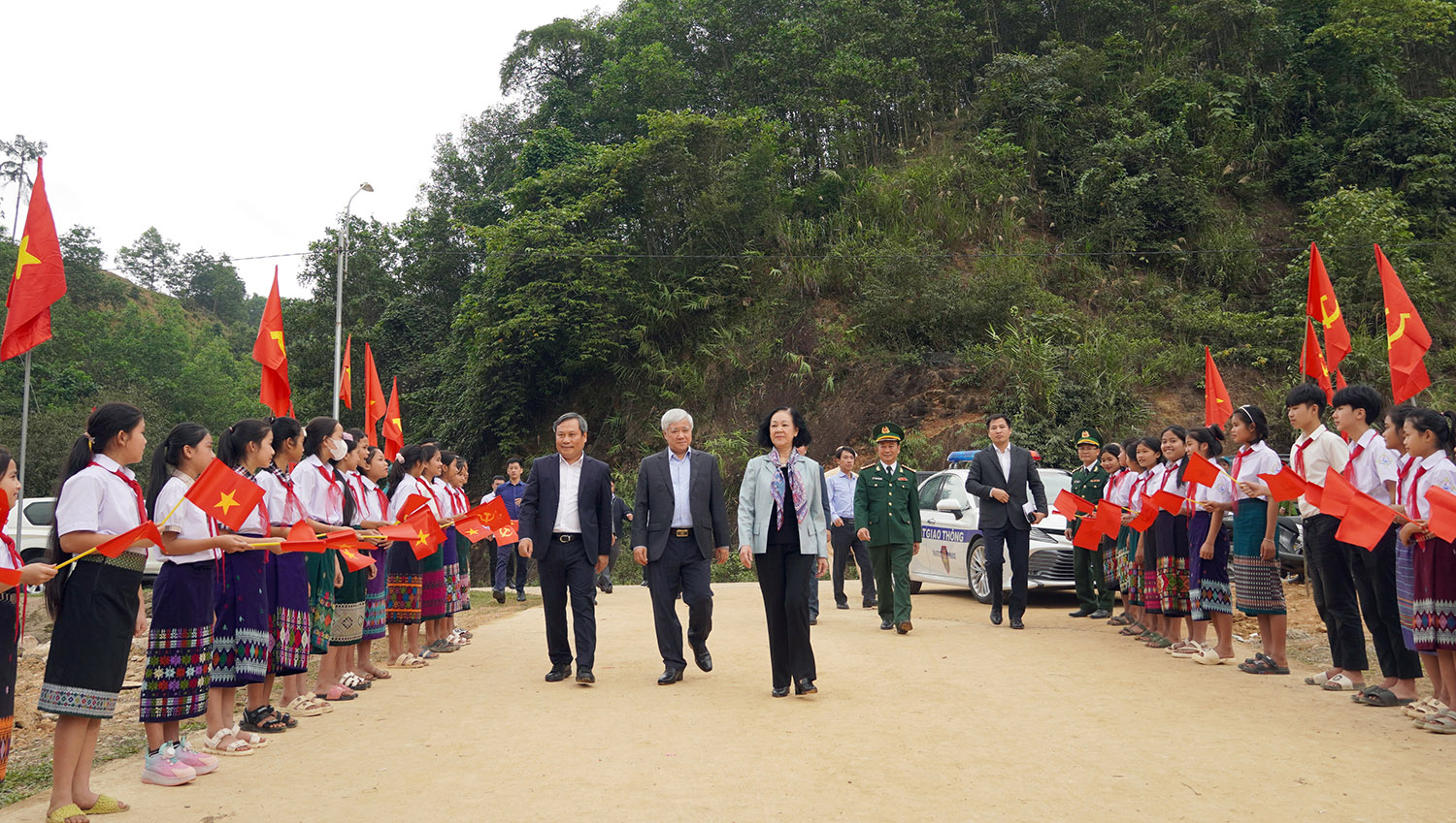 党中央委員会常務委員会と首相は、クアンビン国境地域の人民と当局者に旧正月の祝日を祝った。写真1