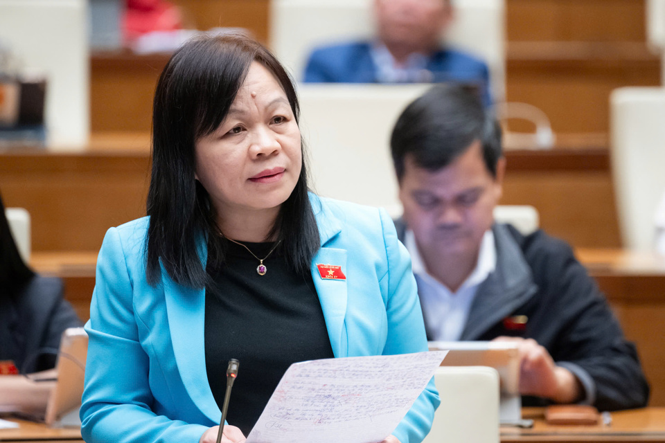 La delegada de la Asamblea Nacional, Nguyen Thi Mai Hoa (delegación de la Asamblea Nacional de la provincia de Dong Thap), expresó su preocupación por la cantidad de documentos de respuesta enviados por los ministerios y sucursales a las localidades, que principalmente proporcionaban información y explicaciones, mientras que la cantidad de documentos que reflejaban la solución de problemas era muy pequeña. Foto: Asamblea Nacional.vn