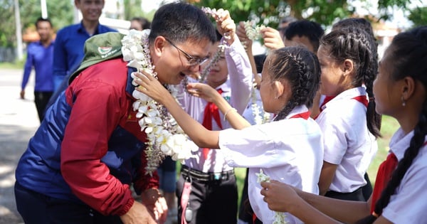 Des volontaires d'été de Ho Chi Minh-Ville peignent des salles de classe et construisent des aires de jeux pour les enfants laotiens