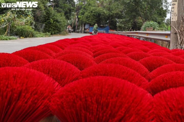 The 100-year-old incense village in Hanoi is bustling during Tet - 10