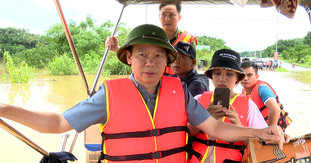 Le ministre des Ressources naturelles et de l'Environnement, Do Duc Duy, dirige les travaux de rétablissement après catastrophe dans le district de Tran Yen.