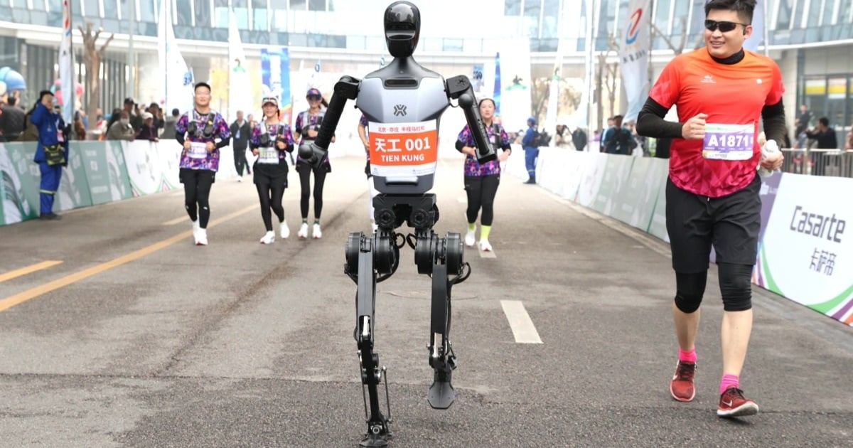 Robot chạy cùng vận động viên marathon ở Trung Quốc