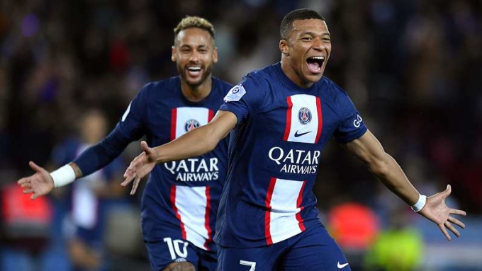 Neymar (ឆ្វេង) និង Mbappe ក្នុងការប្រកួត PSG នៅទីក្រុងប៉ារីស ប្រទេសបារាំង ក្នុងខែធ្នូ ឆ្នាំ 2022។ រូបថត៖ PSG