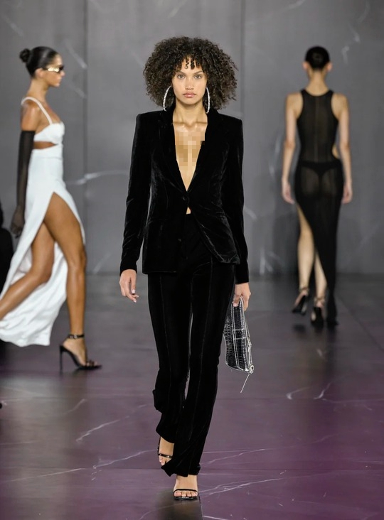 “Báo đen” Naomi Campbell lấp lánh đầm xuyên thấu - Ảnh 7.