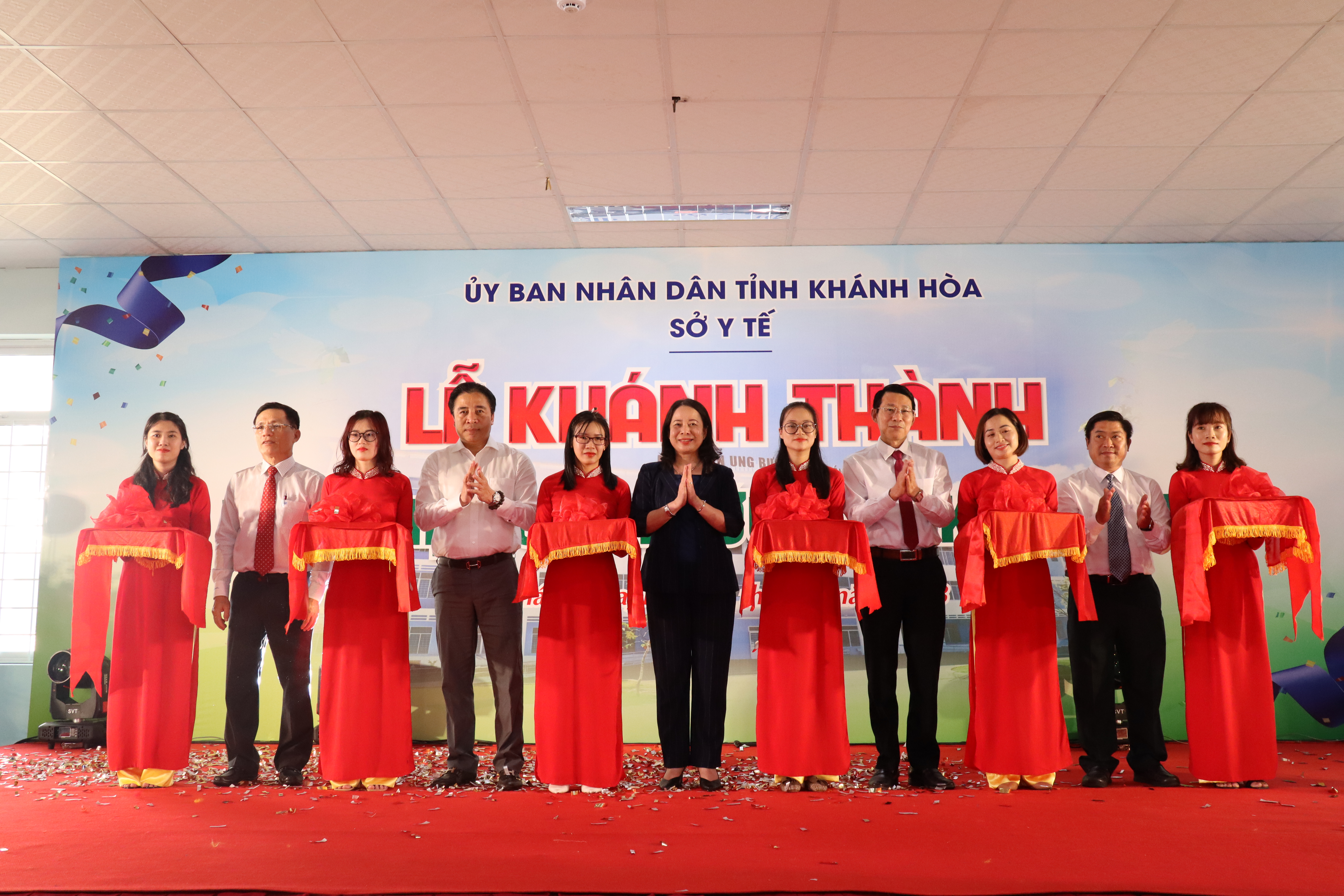 Vice President Vo Thi Anh Xuan cuts the ribbon to inaugurate Khanh Hoa Provincial Oncology Hospital