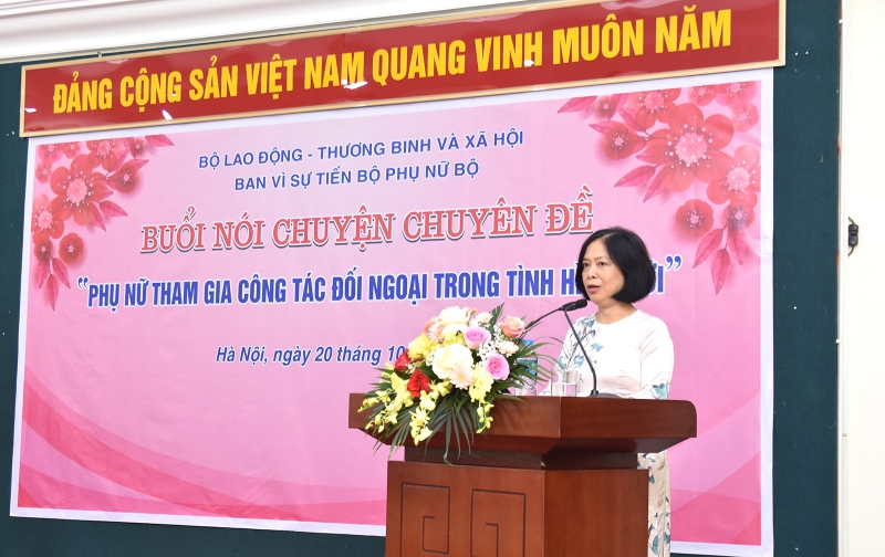 Ambassador Nguyen Thi Bich Hue discusses the topic 