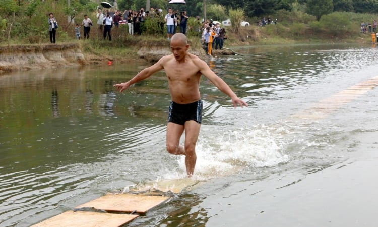 El monje Shaolin practica la habilidad de ligereza para flotar en el agua.