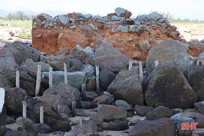 El contratista “olvidó” cientos de toneladas de “basura” de piedra y hormigón bajo el puente Cua Nhuong