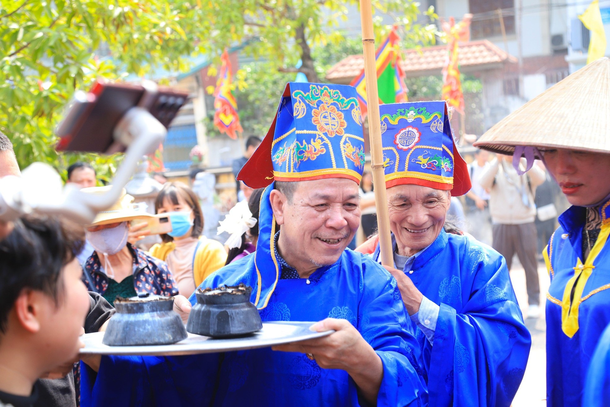 Concours unique de fabrication de feu et de cuisson du riz dans les villages de banlieue de Hanoi photo 15