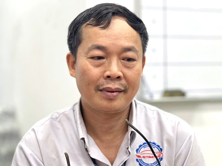 Professeur associé, Dr. Dinh Cong Huong.