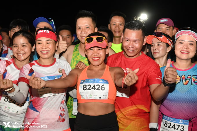 Thanh Phuc (Bib 82426) takes a photo with runners before the start. Photo: VM