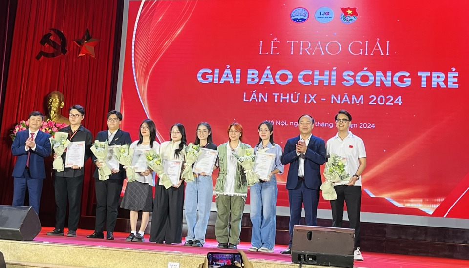 PGS.TS Phạm Minh Sơn - Giám đốc Học viện Báo chí và Tuyên truyền trao giải Nhất cho các tác giả, nhóm tác giả đạt giải Sóng trẻ lần thứ IX