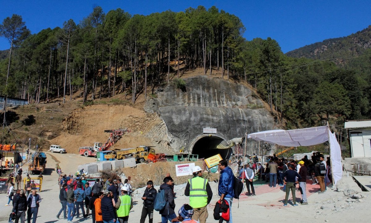 Indien erwägt manuelles Bohren zur Rettung von 41 im Tunnel eingeschlossenen Arbeitern