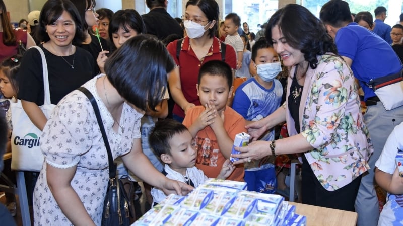 Vizeministerin Nguyen Thi Ha überreicht den am Programm teilnehmenden Kindern bei einer Aktivität außerhalb der Bühne Geschenke.