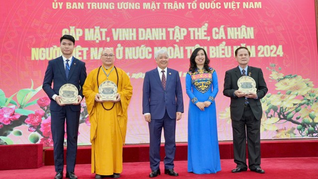 Chairman of the Fatherland Front Committee commends outstanding overseas Vietnamese collectives and individuals