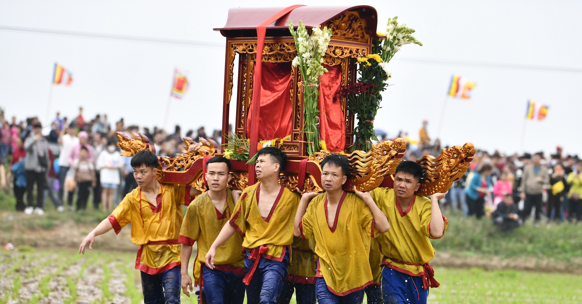 Extraña procesión de palanquines vadeando estanques y pisoteando campos de arroz al comienzo del nuevo año