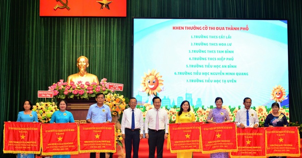 Der Ort mit den meisten Schulen und Klassen in Ho-Chi-Minh-Stadt gibt mehr als 500 Millionen VND aus, um Schüler zu belohnen.