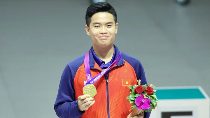 Un tireur remporte la première médaille d'or de l'ASIAD 19 pour le Vietnam : un père de famille, élève de l'entraîneur Hoang Xuan Vinh