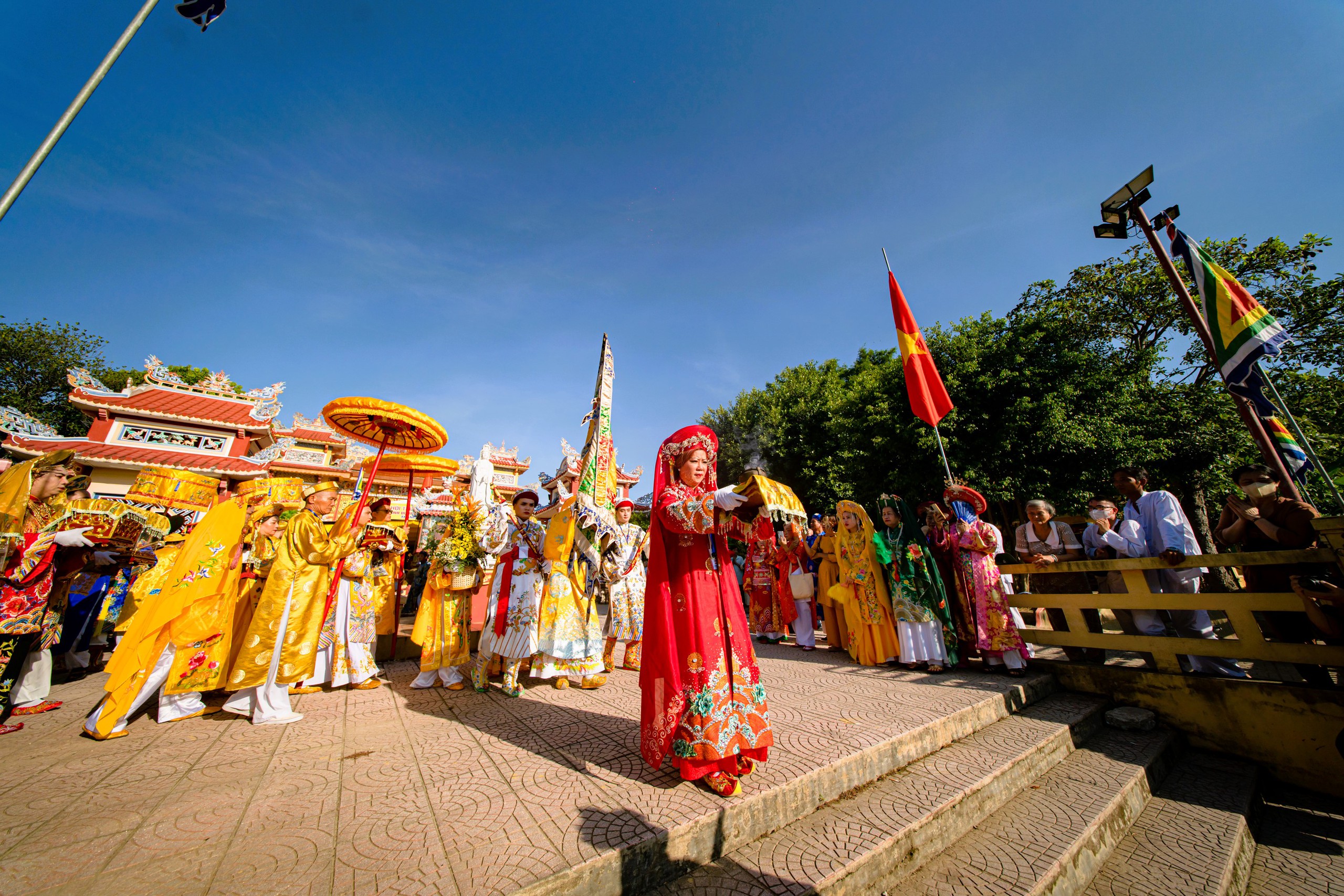 Đông đảo người dân, du khách về trẩy hội điện Huệ Nam ở Cố đô Huế- Ảnh 2.