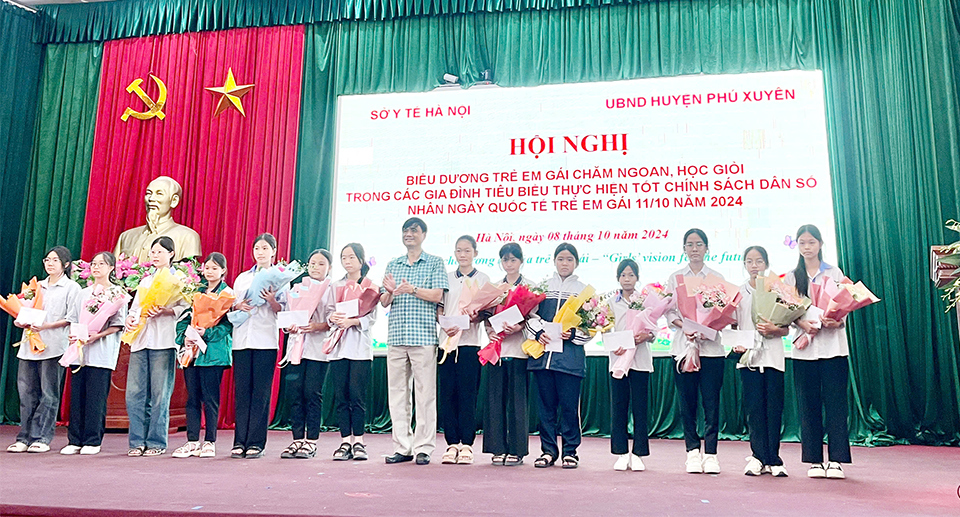 El jefe del Departamento de Población de Hanoi, Vu Duy Hung, elogió a las niñas bondadosas y estudiosas del distrito de Phu Xuyen.