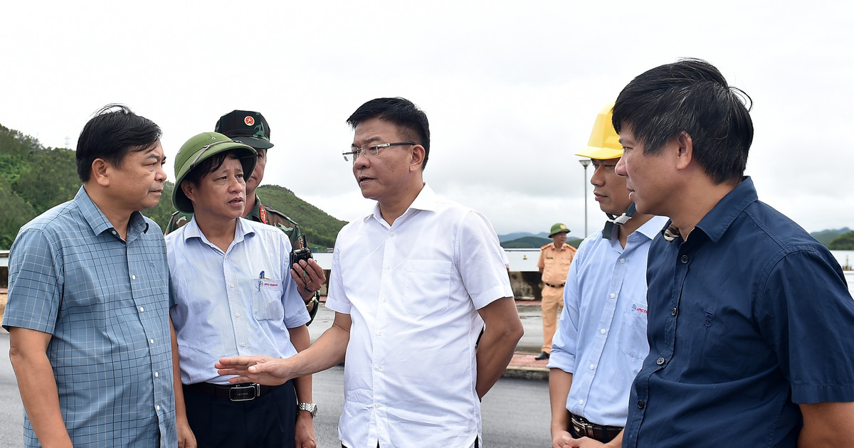 Le vice-Premier ministre Le Thanh Long inspecte la situation du réservoir hydroélectrique de Thac Ba